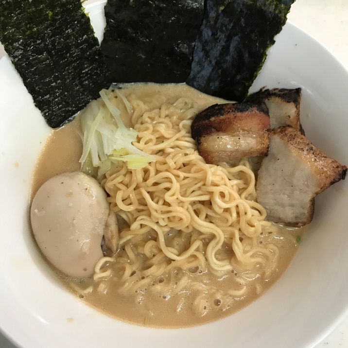 インスタントの醤油ラーメンで、魚介豚骨ラーメン風！